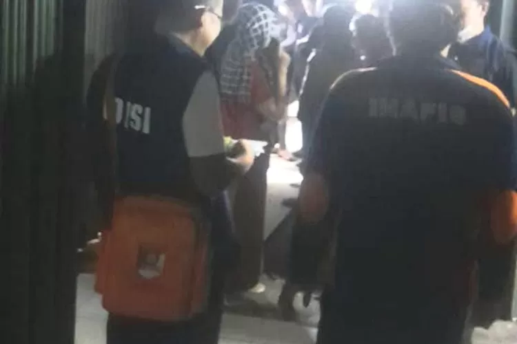 Petugas Mengevakuasi jasad tukang jahit yang tewas penuh lebam