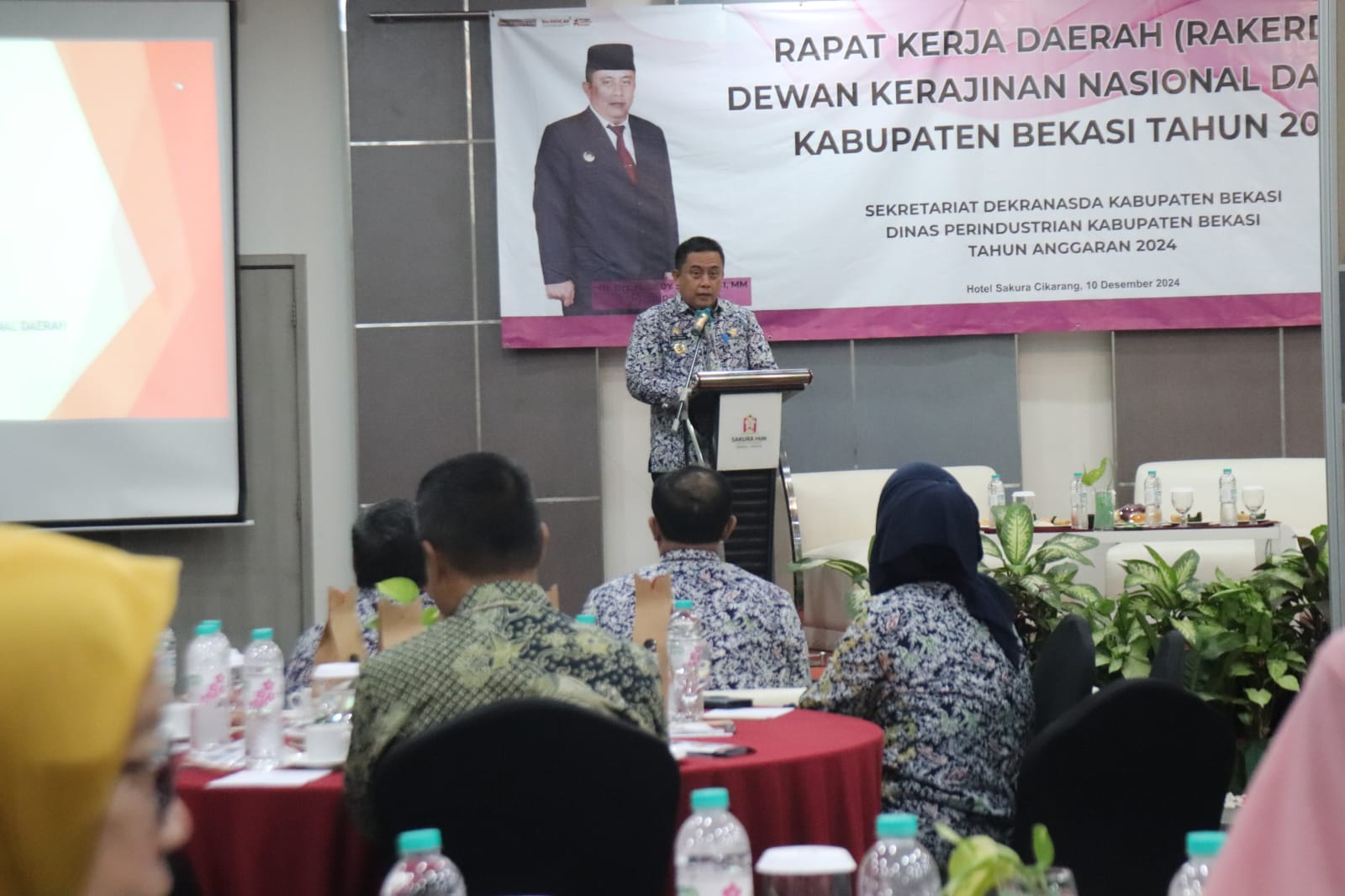 Pj Bupati Bekasi Dedi Supriyadi menghadiri pelantikan Dekranasda