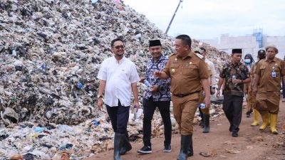 Pj Bupati Bekasi Dedy Supriadi bersama Ketua DPRD Ade Sukron meninjau TPA Burangkeng