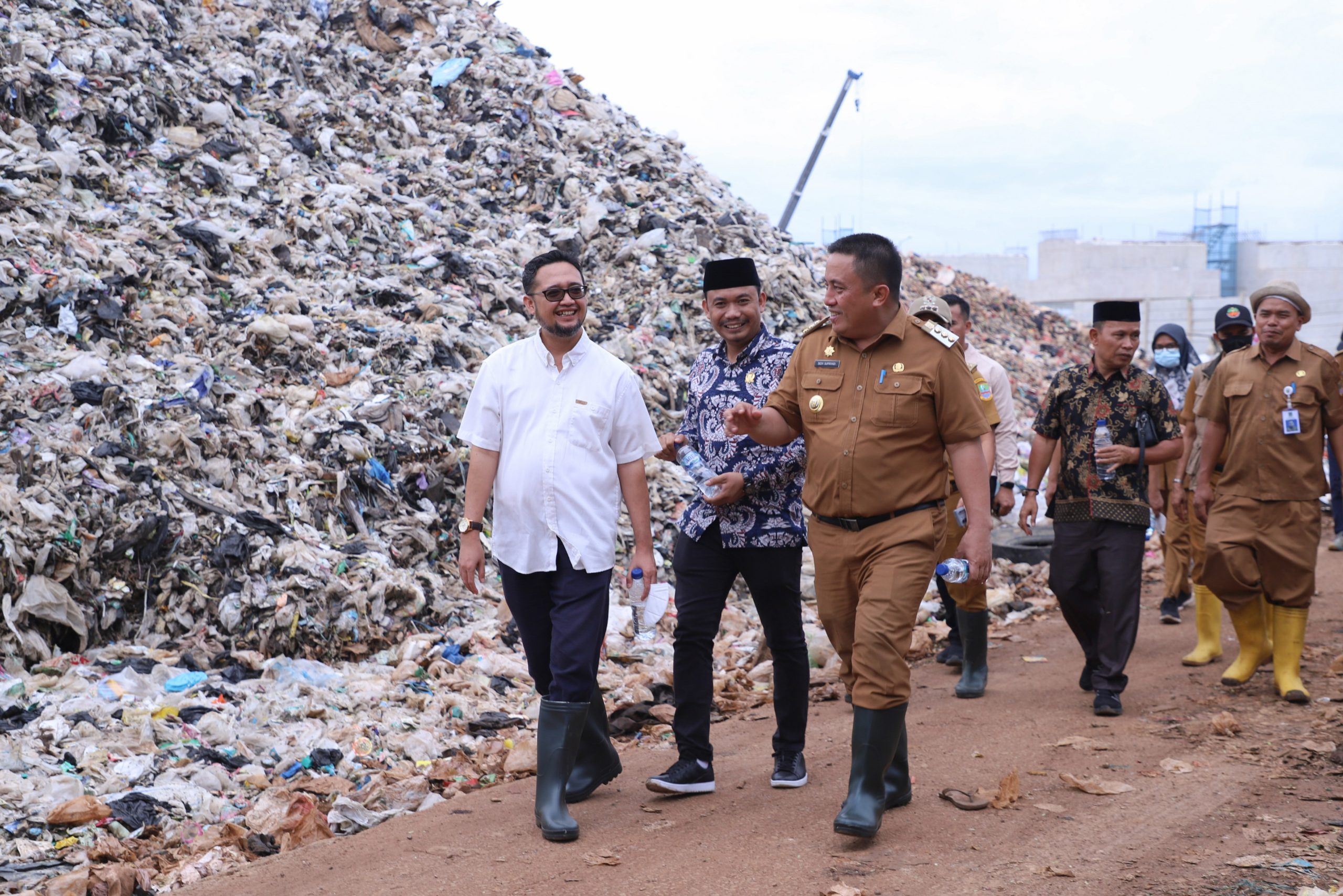Pj Bupati Bekasi Dedy Supriadi bersama Ketua DPRD Ade Sukron meninjau TPA Burangkeng