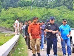 Pj Bupati Bekasi Tinjau Lokasi Tanah Longsor di Kampung Cicadas