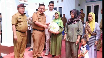 Pj Bupati Bekasi Dedy Supriyadi menyalurkan paket pangan murah serentak tahun 2024