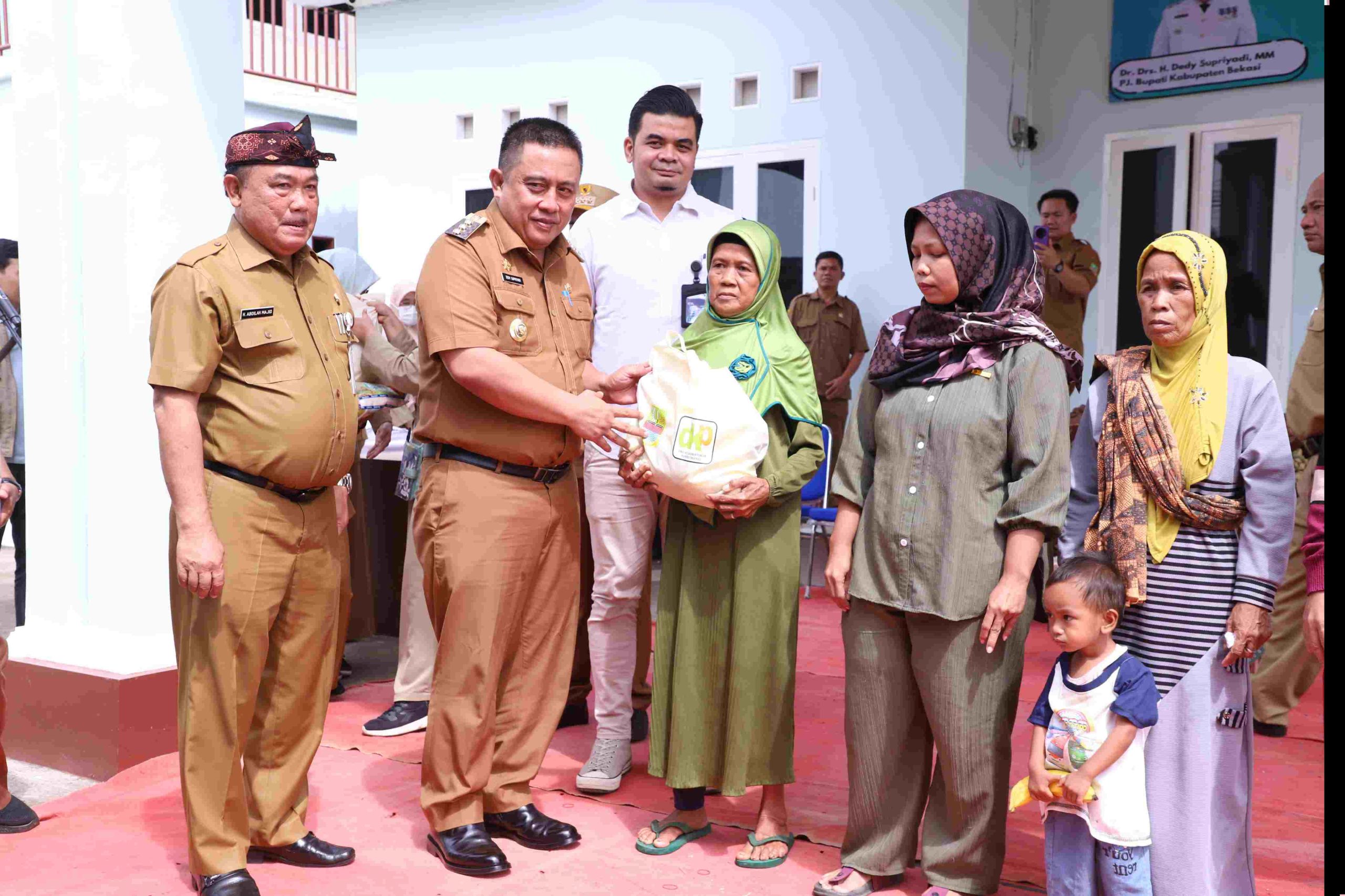 Pj Bupati Bekasi Dedy Supriyadi menyalurkan paket pangan murah serentak tahun 2024
