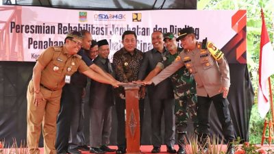 Pj Bupati Bekasi Dedy Supriyadi meresmikan jembatan cipamingkis