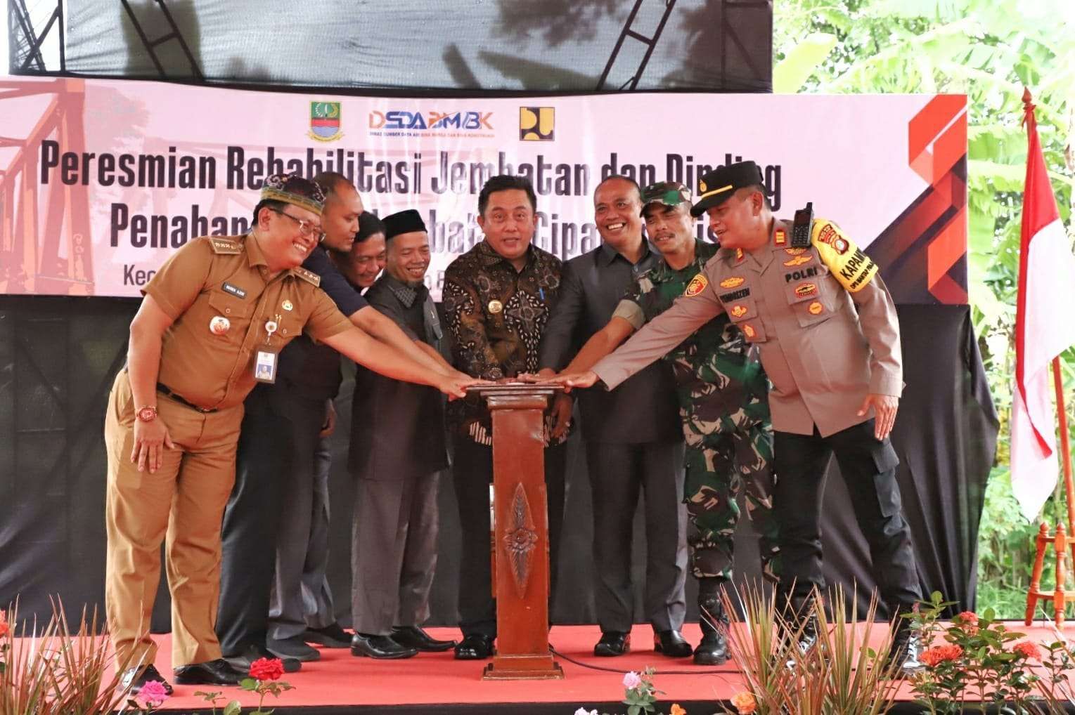 Pj Bupati Bekasi Dedy Supriyadi meresmikan jembatan cipamingkis