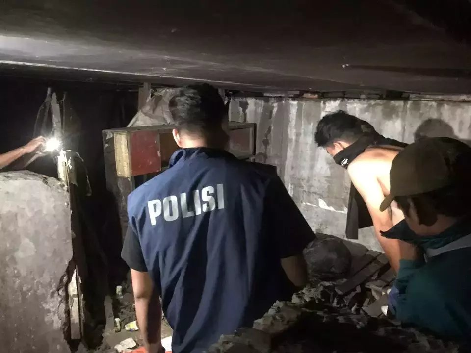 Polisi Mengevakuasi jasad pria di kolong jembatan sasak tambun