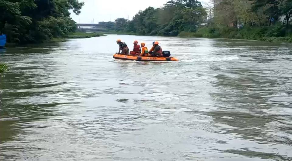 Proses pencarian remaja yang hilang di sungai Kalimalang