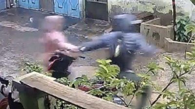 Tangkapan Layar perempuan berkerudung gagalkan upaya pencurian sepeda motor