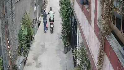 Rekaman CCTV Begal Payudara yang mengenakan jaket ojek online di Bekasi