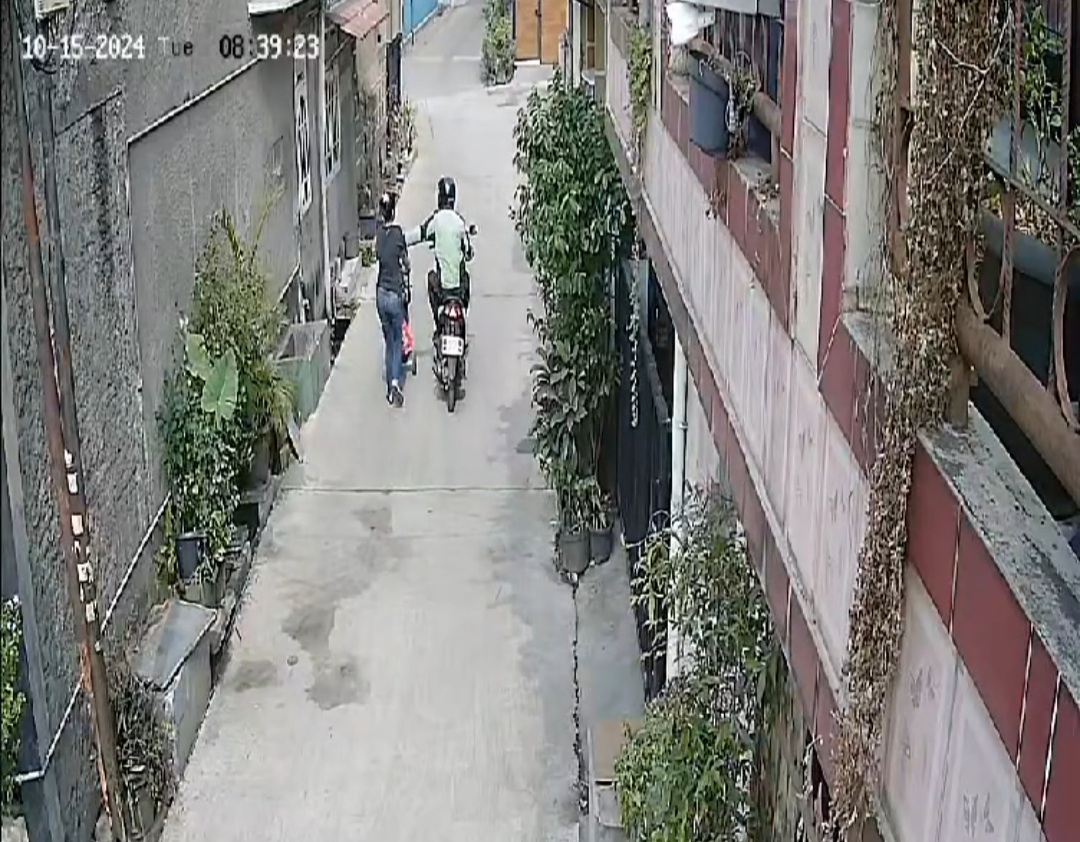 Rekaman CCTV Begal Payudara yang mengenakan jaket ojek online di Bekasi