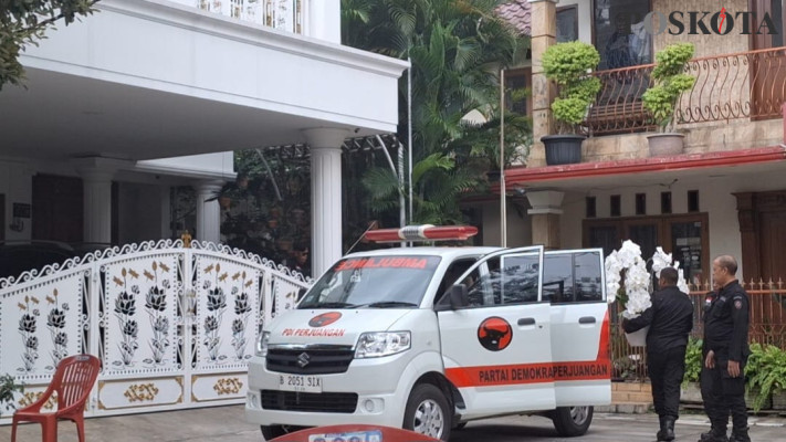 Rumah Sekjend PDIP Hasto Kristiyanto dikirimi bunga. Foto: Poskota