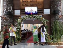 Jemaat Gereja Santo Servatius Bekasi Kenakan Pakaian Adat Betawi Saat Ibadah Natal 2024