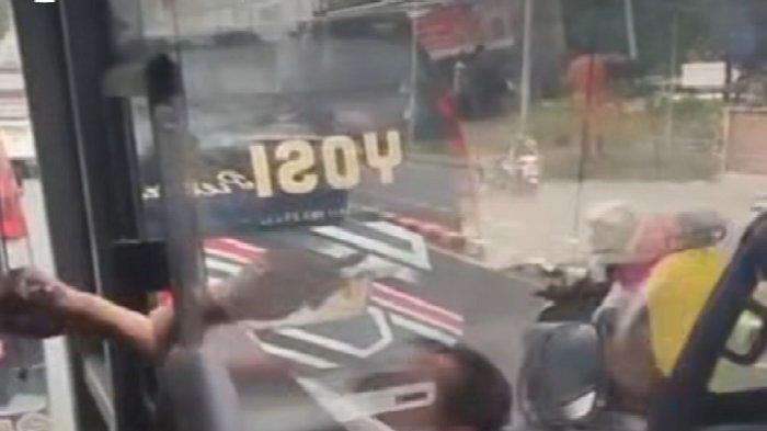 Tangkapan layar video Sopir Elf hadang laju BisKita Trans Wibawa Mukti