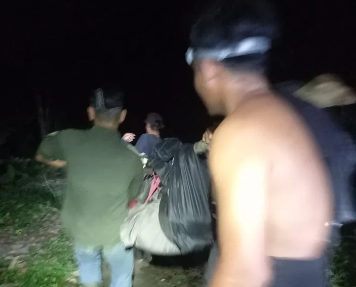 Tim Sanggabuana Wildlife Ranger mengevakuasi jenazah mahasiswa Unisma Bekasi yang tewas di Pegunungan Sanggabuana Karawang