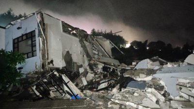 Vila bernama Manzara Villa yang ada di RT 2 RW 3, Desa Oro-Oro Ombo, Kecamatan Batu, Kota Batu mengalami longsor hingga roboh sekitar pukul 19.15 WIB. Foto: Tribunews