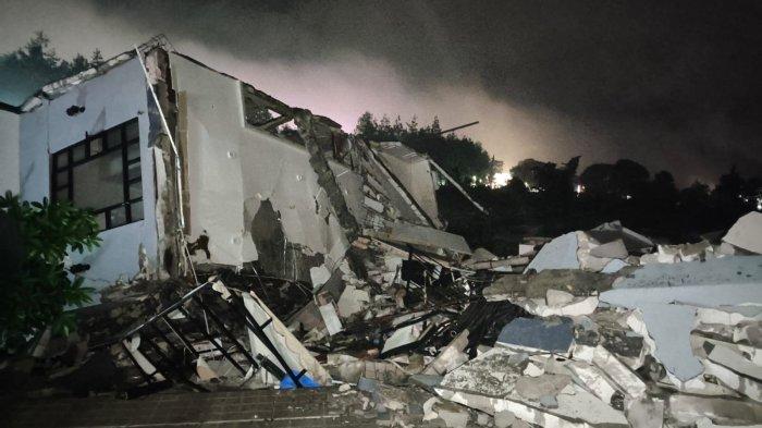 Vila bernama Manzara Villa yang ada di RT 2 RW 3, Desa Oro-Oro Ombo, Kecamatan Batu, Kota Batu mengalami longsor hingga roboh sekitar pukul 19.15 WIB. Foto: Tribunews