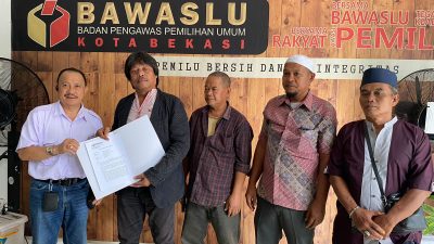 Tim Hukum Paslon 01 Heri - Sholihin melaporkan dugaan money politik ke Bawaslu Kota Bekasi. Foto: Ist