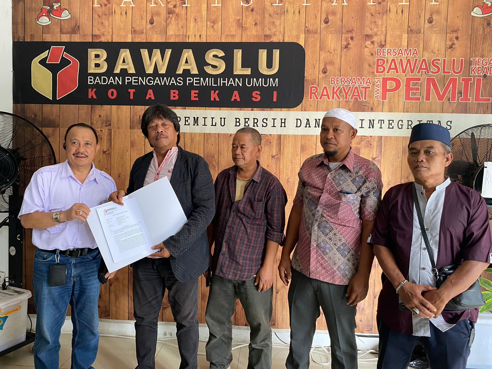 Tim Hukum Paslon 01 Heri - Sholihin melaporkan dugaan money politik ke Bawaslu Kota Bekasi. Foto: Ist