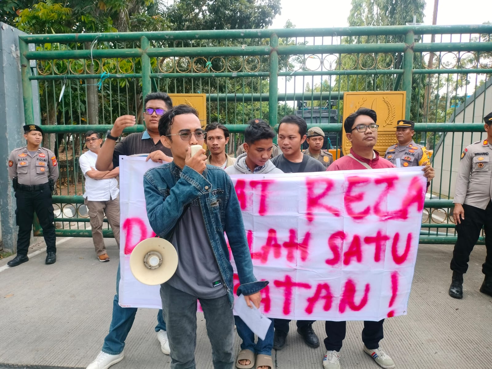 Sekelompok mahasiswa yang mengklaim diri mereka sebagai Koalisi Rakyat Usut Pejabat Bekasi Atau Korupsi menggelar aksi massa di depan kantor Pemerintah Kabupaten Bekasi, Selasa (11/12/2024).
