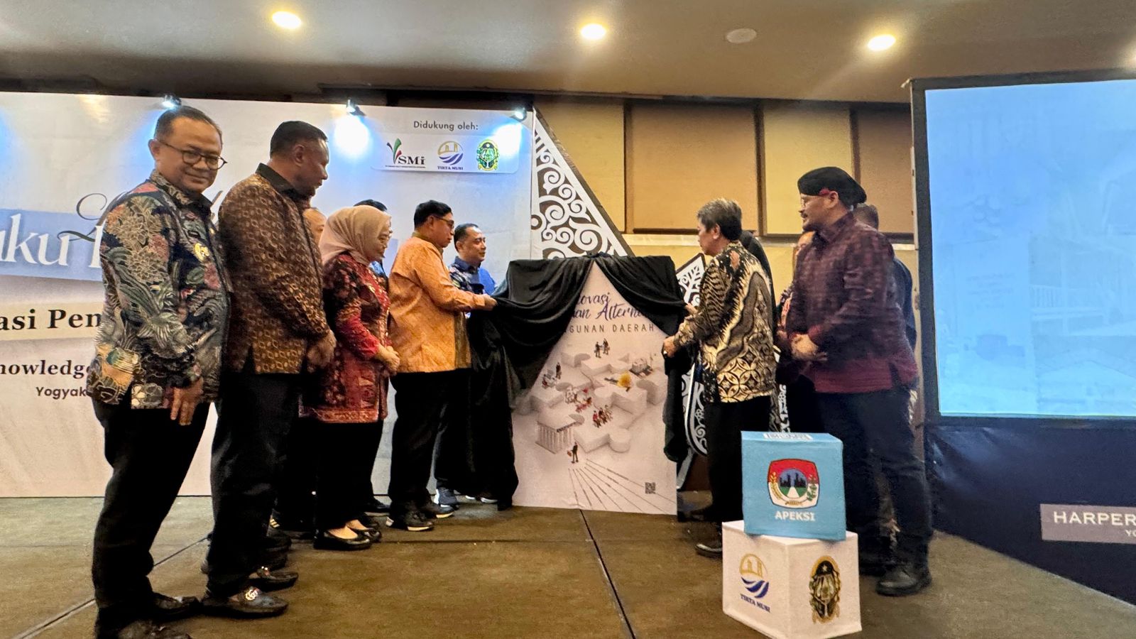 Pj. Wali Kota Bekasi, Gani Muhamad, hadir sebagai salah satu undangan kehormatan dalam acara peluncuran buku berjudul Praktik Baik: Inovasi Pembiayaan Alternatif Pembangunan Daerah pada Selasa (10/12/2024) di Ballroom Harper Hotel, Kota Yogyakarta. Foto: Ist