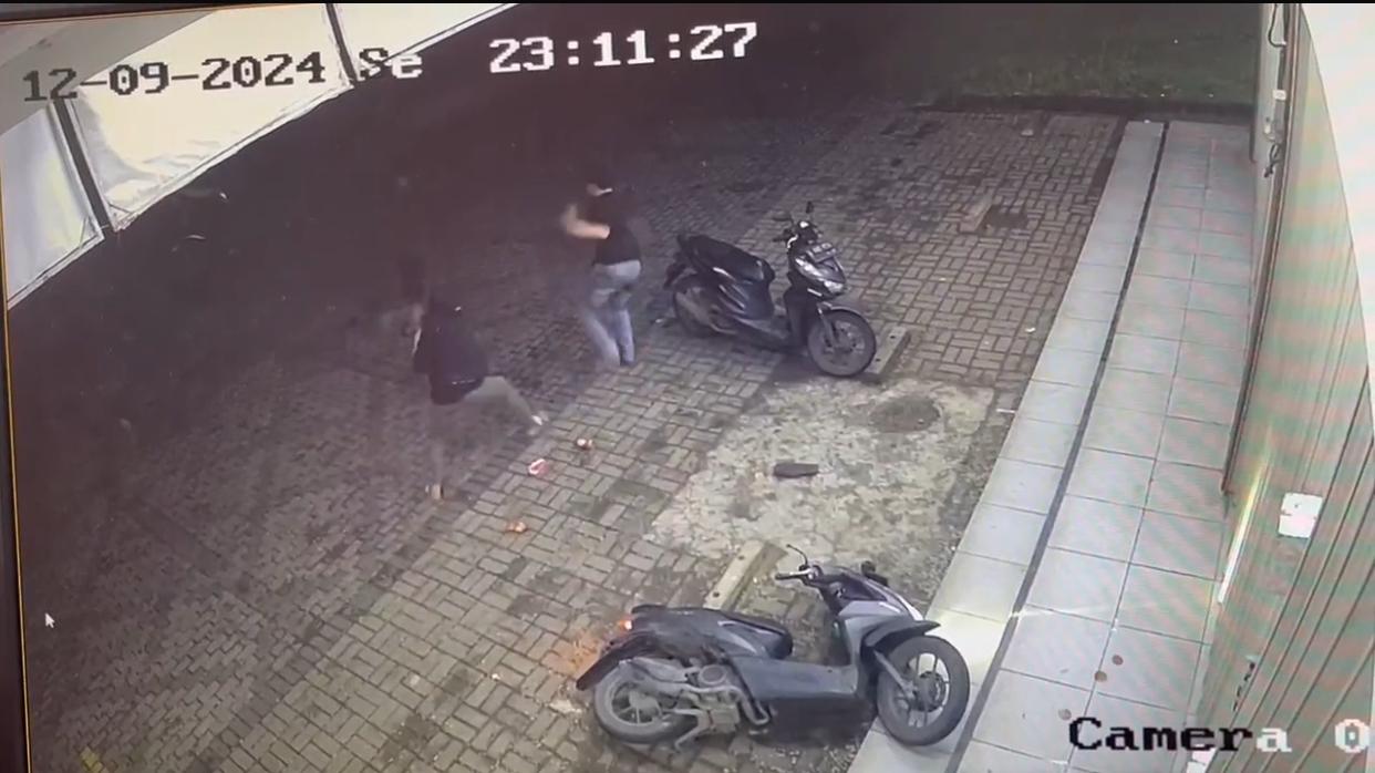 Tangkapan layar CCTV yang viral pemuda di Bekasi duel dengan begal.