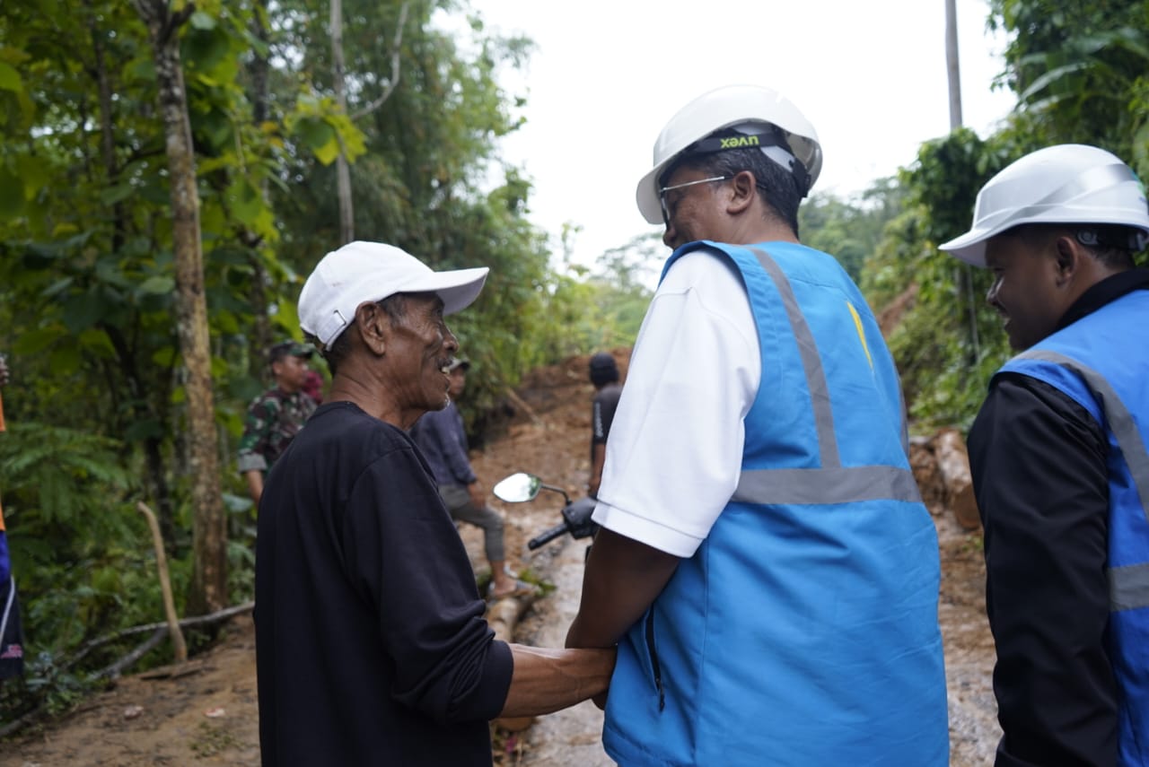 General Manager PLN UID Jawa Barat, Agung Murdifi, turun langsung ke lokasi terdampak bencana di Sukabumi