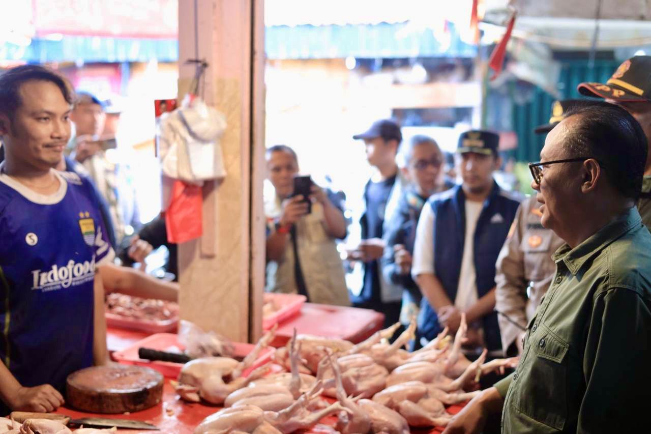 Pj Wali Kota Bekasi Raden Gani Muhamad meninjau Pasar Baru untuk memastikan kebutuhan harga Sembako dan Pangan stabil jelang Nataru. Foto: Ist