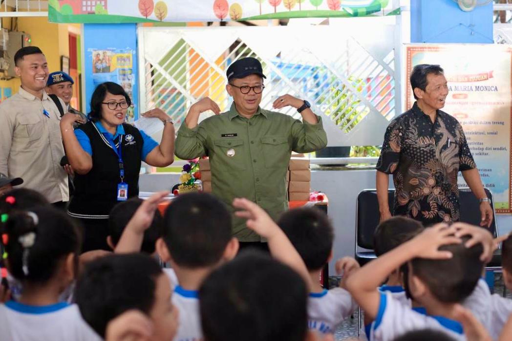 Pj. Wali Kota Bekasi, Gani Muhamad, di TK Santa Monica, Bekasi Timur, pada Jumat (14/12/2024).