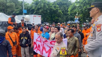 Ratusan PHL wilayah TPA Bantar Gebang melakukan aksi unjuk rasa di depan Kantor DPRD Kota Bekasi. Foto: Gobekasi..id