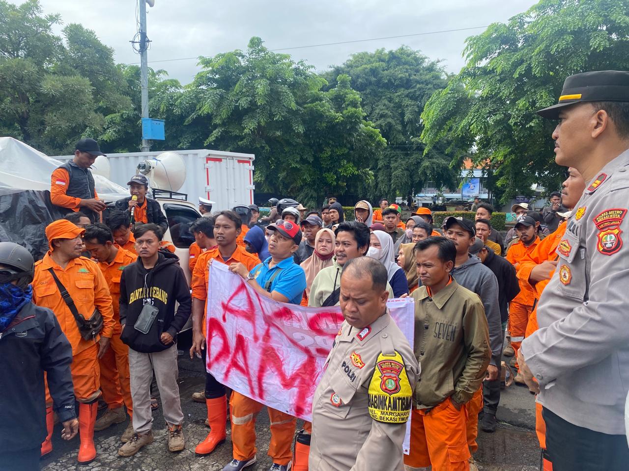 Ratusan PHL wilayah TPA Bantar Gebang melakukan aksi unjuk rasa di depan Kantor DPRD Kota Bekasi. Foto: Gobekasi..id