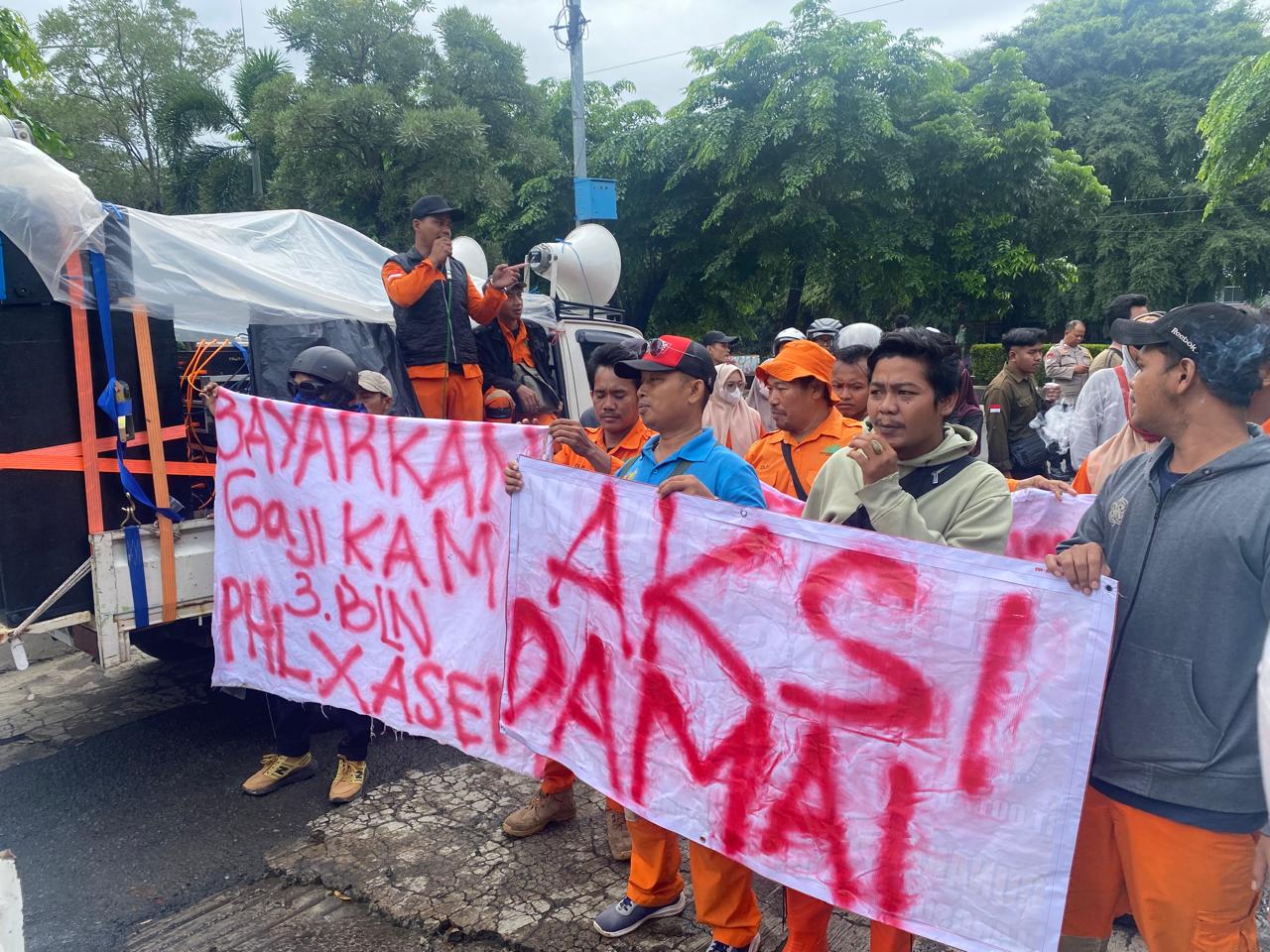 Ratusan PHL wilayah TPA Kali Asem melakukan aksi unjuk rasa di depan Kantor DPRD Kota Bekasi. Foto: Gobekasi..id