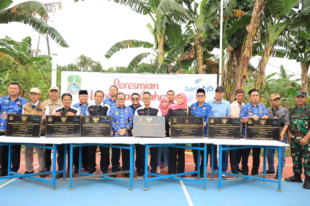 Pj Wali Kota Bekasi raden gani Muhamad bersama manegemn Bank BJB usai menandatangani prasasti CSR Sarana Olaharaga untuk 7 Kelurahan. Foto: Ist
