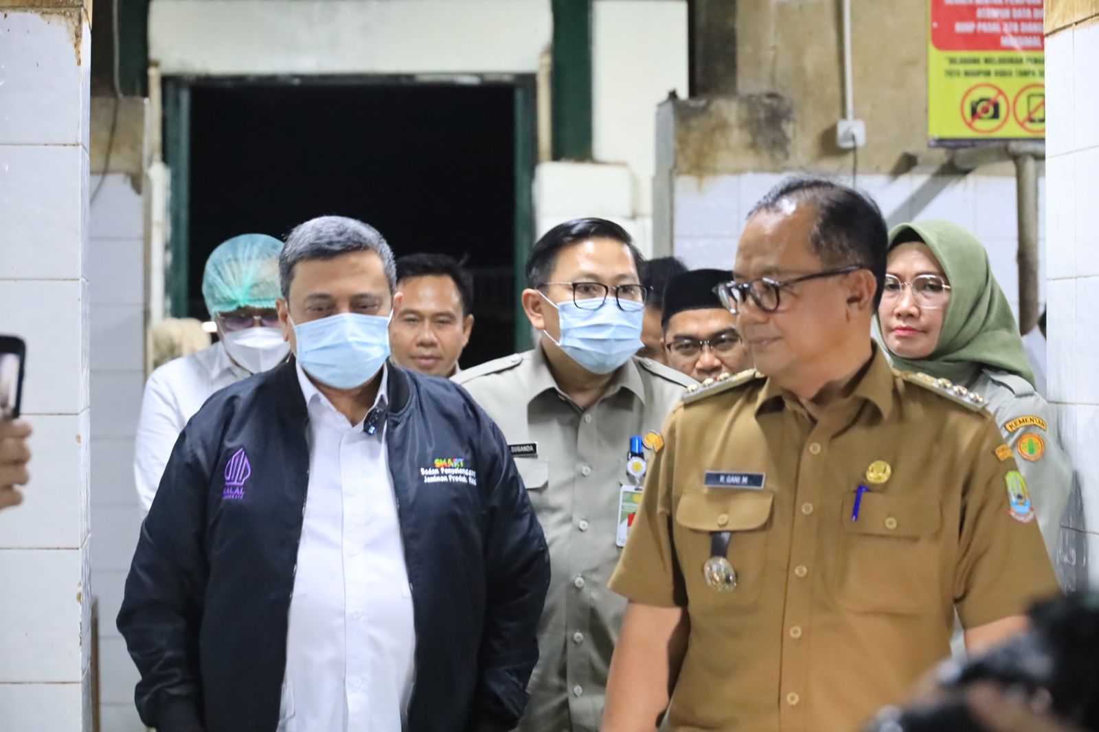 Pj. Wali Kota Bekasi, Gani Muhamad bersama Kepala Badan Penyelenggara Jaminan Produk Halal (BPJPH), Haikal Hasan mengunjungi Rumah Pemotongan Hewan (RPH) di Harapan Baru, Bekasi Utara. Foto: Ist