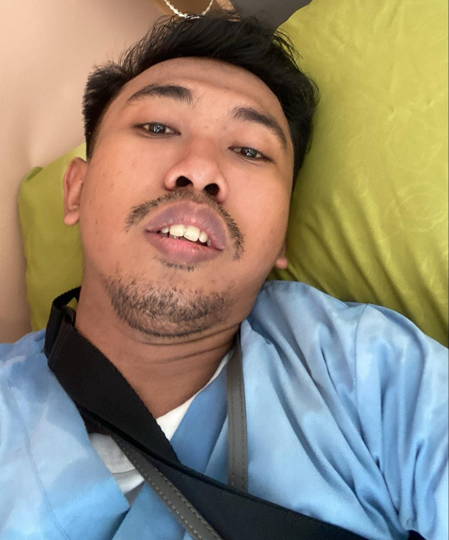 Aldi, warga yang sedang menunggu kerabatnya di ruang ICU RS Tiara sempat alami sesak nafas karena kehabisan oksigen akibat kebakaran. Foto: Ist