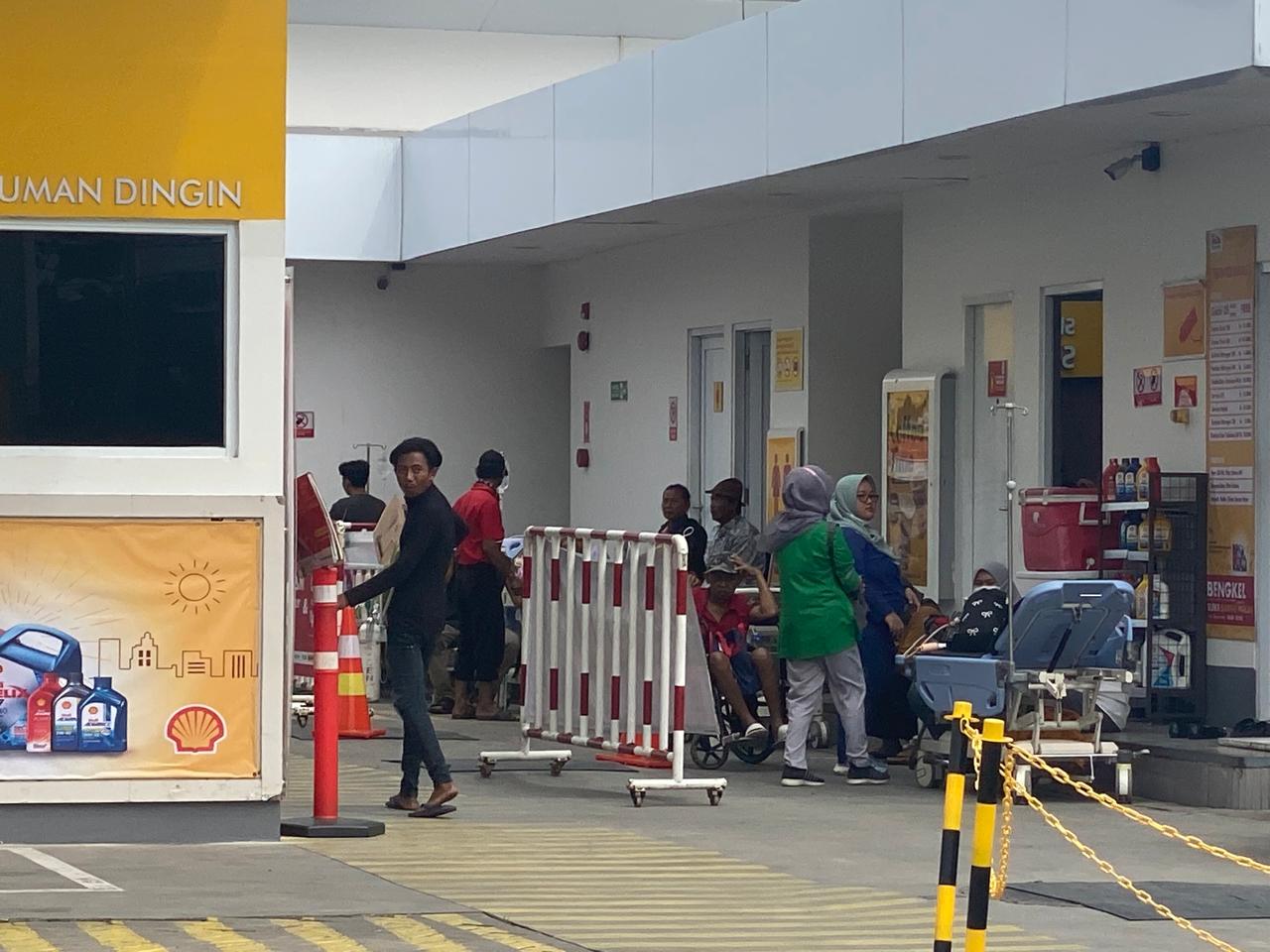 Sejumlah pasien harus mendapatkan perawatan di SPBU Shel Babelan akibat kebakaran yang terjadi di Rumah Sakit Tiara, Sabtu (21/12/2024). Foto: Gobekasi.id