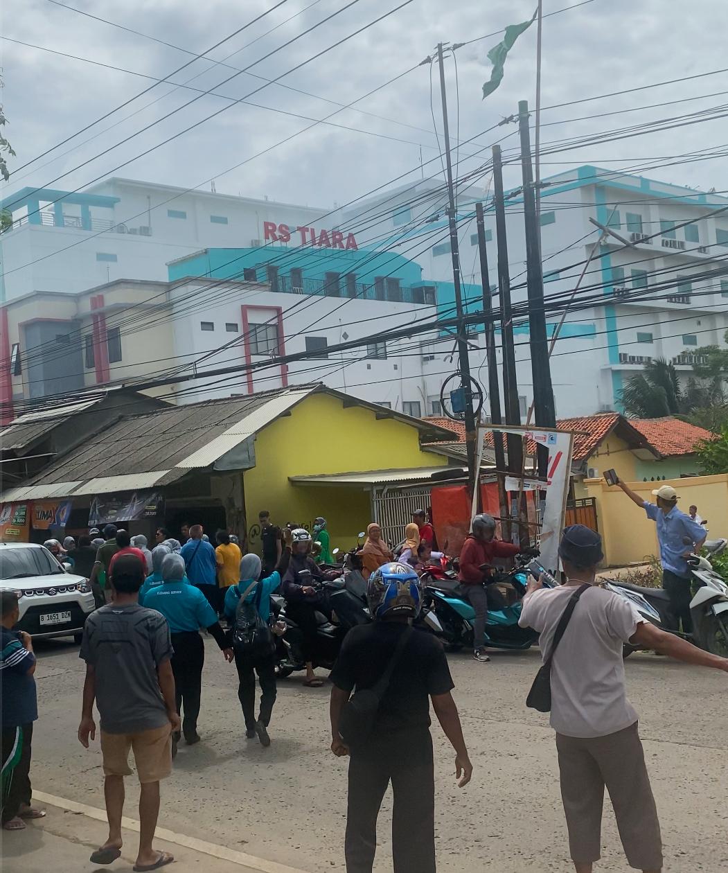 Suasana di depan RS Tiara Babelan saat kebakaran berlangsung, Sabtu (21/12/2024). Foto: Gobekasi.id