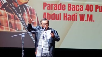 Penyair Pulo Lasman Simanjuntak saat membacakan puisi pada acara HPI di Taman Ismail Marzuki