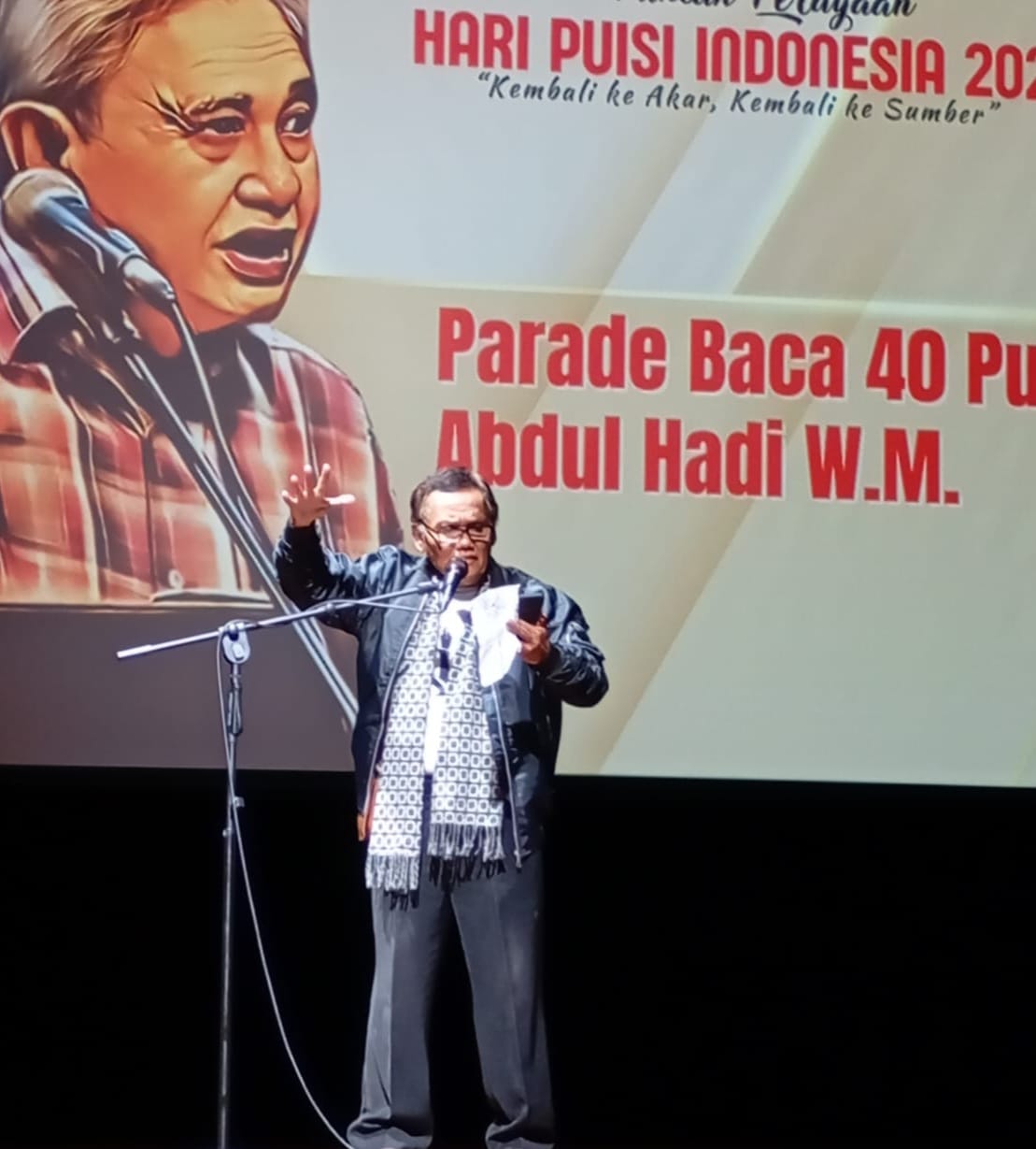 Penyair Pulo Lasman Simanjuntak saat membacakan puisi pada acara HPI di Taman Ismail Marzuki