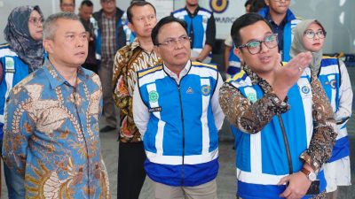 Menteri Perhubungan, Dudy Purwagandhi, melakukan pemantauan langsung terhadap situasi lalu lintas libur Natal Tahun 2024 di Jasa Marga Tollroad Command Center (JMTC), Bekasi, pada Minggu (22/12/2024). Foto: Ist