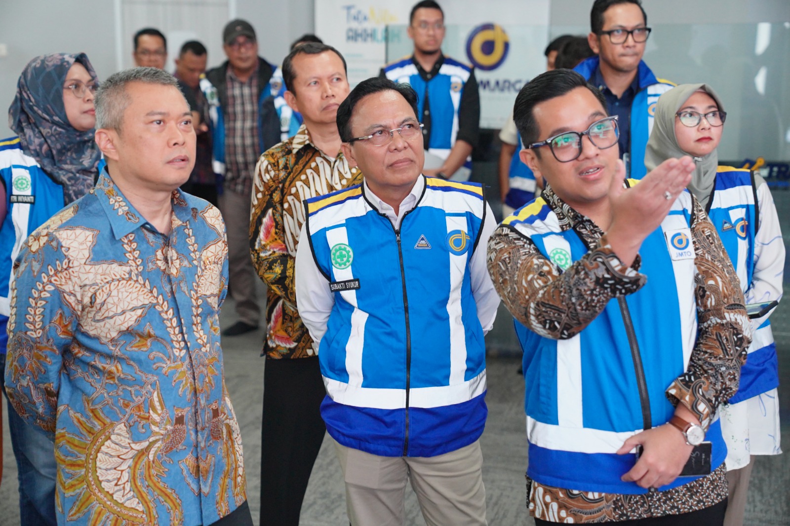 Menteri Perhubungan, Dudy Purwagandhi, melakukan pemantauan langsung terhadap situasi lalu lintas libur Natal Tahun 2024 di Jasa Marga Tollroad Command Center (JMTC), Bekasi, pada Minggu (22/12/2024). Foto: Ist