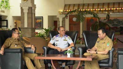 Pj. Wali Kota Bekasi, Gani Muhamad, yang datang bersama Kepala Dinas Perhubungan Kota Bekasi, Zeno Bachtiar, dan Kepala Bapelitbangda, Dinar Faisal Badar.