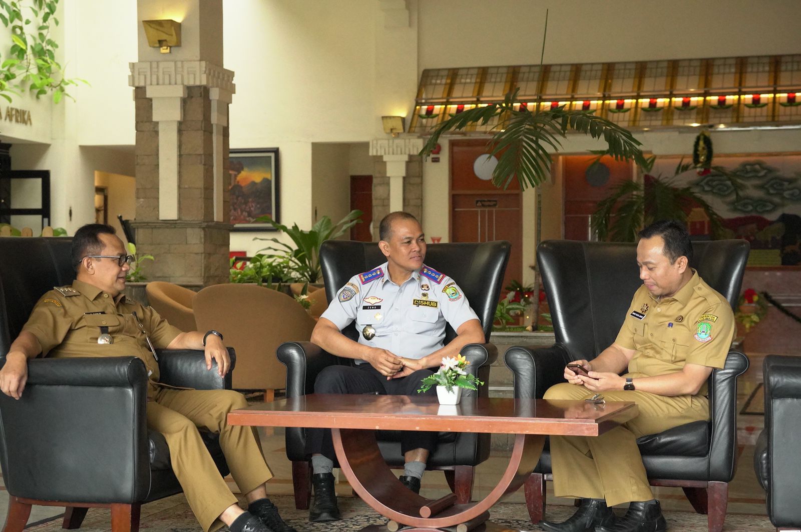 Pj. Wali Kota Bekasi, Gani Muhamad, yang datang bersama Kepala Dinas Perhubungan Kota Bekasi, Zeno Bachtiar, dan Kepala Bapelitbangda, Dinar Faisal Badar.