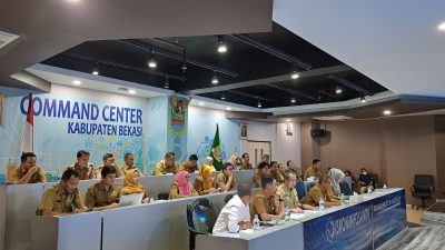Kepala Dinas Komunikasi Informatika Persandian dan Statistik (Diskominfosantik) Kabupaten Bekasi, Yan Yan Akhmad Kurnia didampingi Kepala Bidang Teknologi Informasi dan Komunikasi (TIK), Bahrul Ulum, tengah interview dengan assesor eksternal evaluasi tahap 2 implemnetasi kota cerdas (smart city) Tahun 2024 di Ruang Command Centre Diskominfosantik Kab Bekasi.