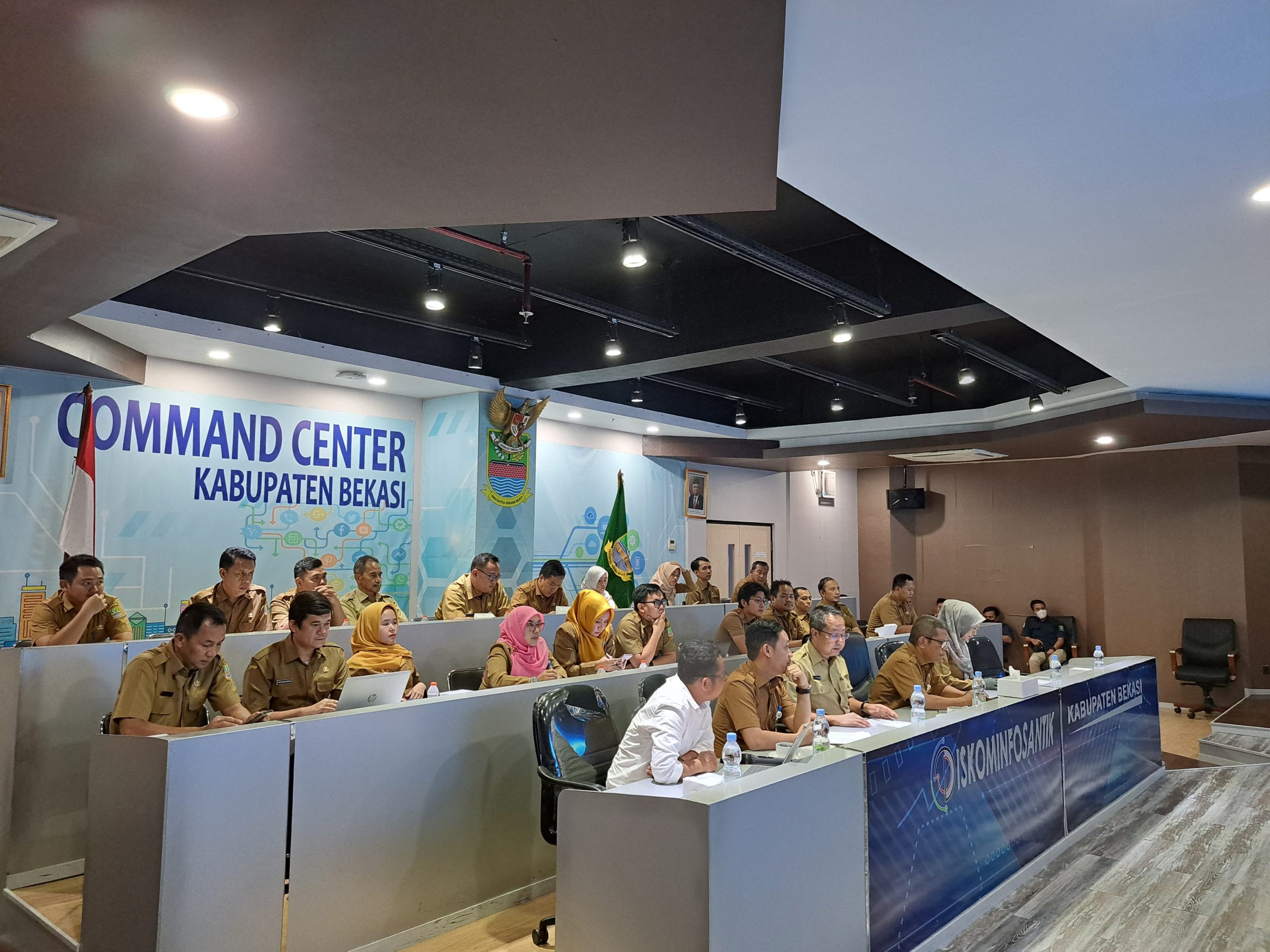 Kepala Dinas Komunikasi Informatika Persandian dan Statistik (Diskominfosantik) Kabupaten Bekasi, Yan Yan Akhmad Kurnia didampingi Kepala Bidang Teknologi Informasi dan Komunikasi (TIK), Bahrul Ulum, tengah interview dengan assesor eksternal evaluasi tahap 2 implemnetasi kota cerdas (smart city) Tahun 2024 di Ruang Command Centre Diskominfosantik Kab Bekasi.