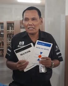 Penyair Pulo Lasman Simanjuntak sedang memperlihatkan dua buku antologi puisi tunggal karyanya berjudul TRAUMATIK dan KALAH ATAU MENANG terbitan tahun 1997 yang telah menjadi koleksi perpustakaan sastra di Pusat Dokumentasi Sastra (PDS) HB.Jassin, Taman Ismail Marzuki (TIM) Jakarta.(Foto : Stanley Arsenova)