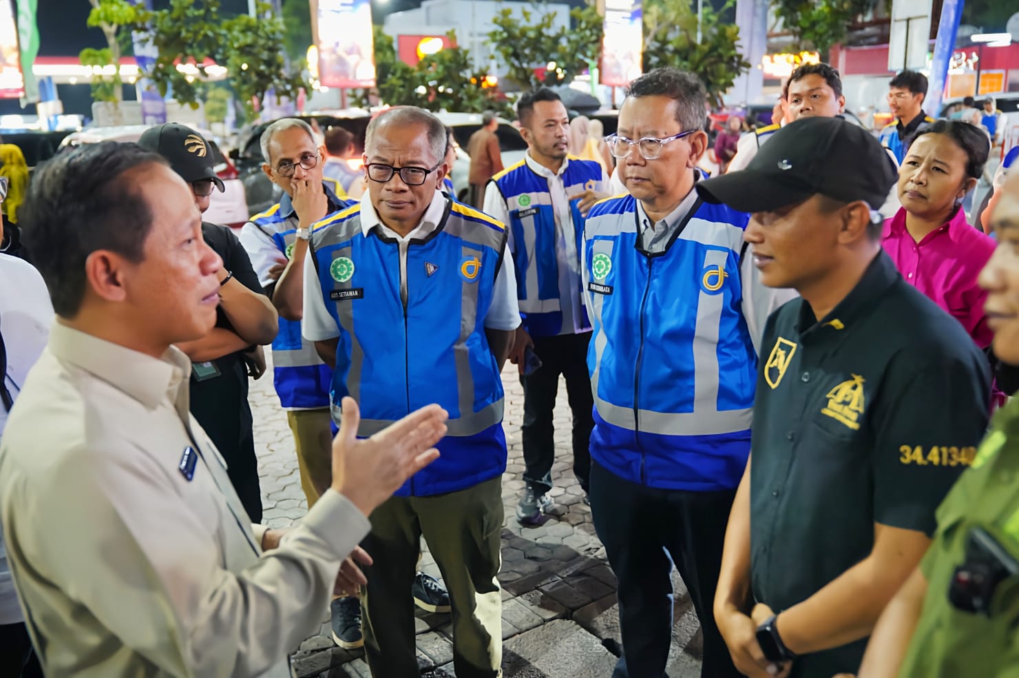Menteri Lingkungan Hidup dan Kehutanan (LHK) Hanif Faisol Nurofiq melakukan kunjungan kerja ke Rest Area KM 19A dan Rest Area KM 57A di Tol Jakarta-Cikampek.