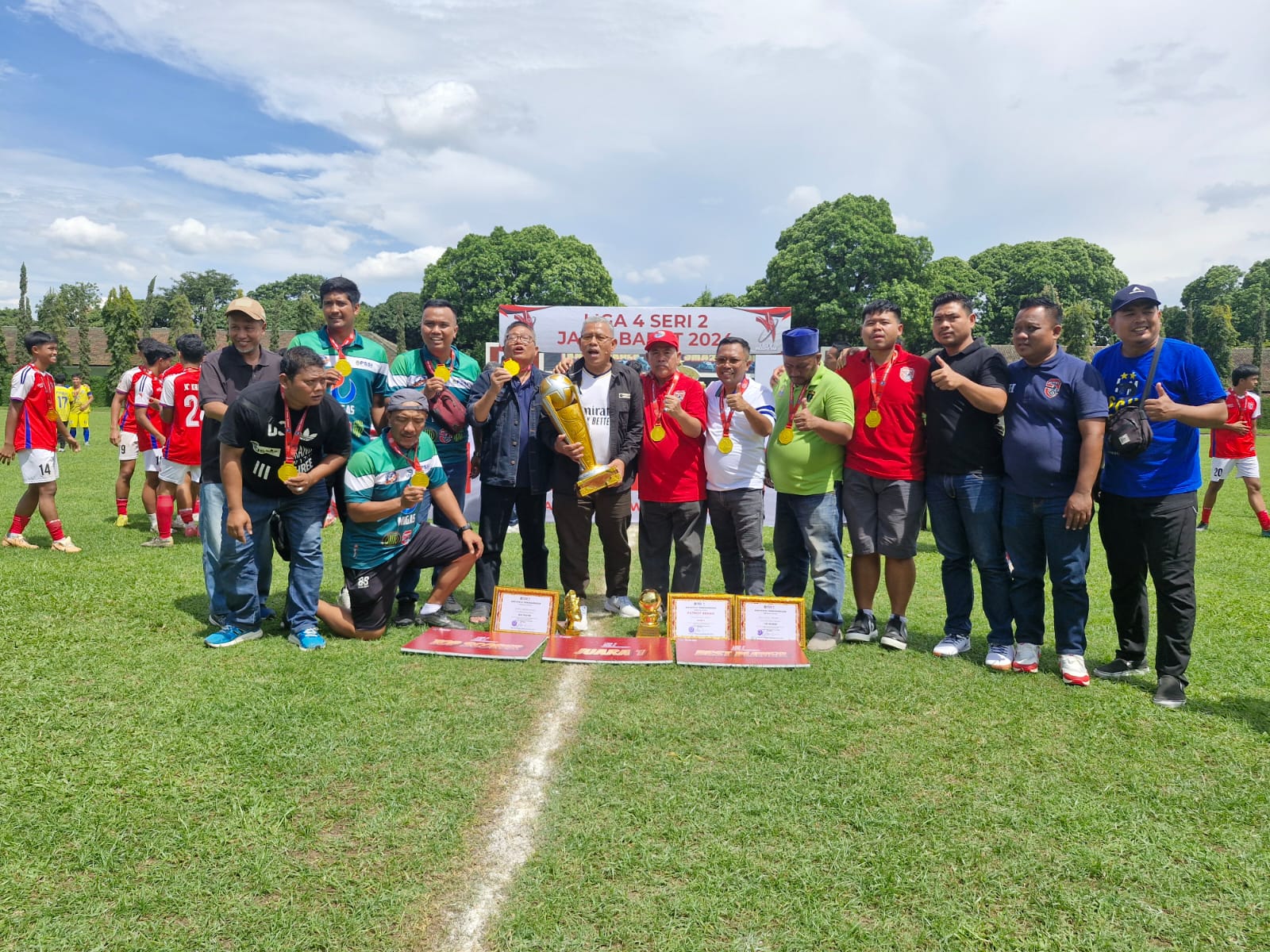 Patriot Bekasi FC berhasil menjadi juara Liga 4 Seri 2 Jawa Barat usai mengalahkan Persikad Depok melalui adu penalti di partai final, Sabtu (28/12/2024).