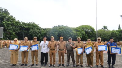Sekretaris Daerah (Sekda) Kota Bekasi, Junaedi memberikan penghargaan kepada sejumlah pegawai Pemkot Bekasi yang telah purnabakti atau memasuki masa pensiun di akhir Tahun 2024. Foto: Ist