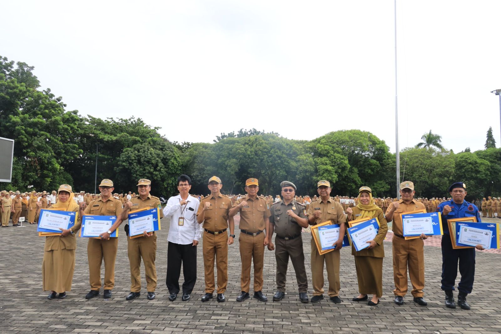 Sekretaris Daerah (Sekda) Kota Bekasi, Junaedi memberikan penghargaan kepada sejumlah pegawai Pemkot Bekasi yang telah purnabakti atau memasuki masa pensiun di akhir Tahun 2024. Foto: Ist