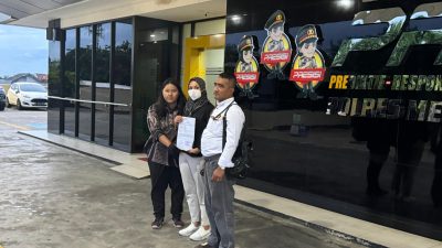 AM bersama kuasa hukumnya melaporkan petinggi Yayasan Unisma Bekasi ke Polres Metro Bekasi Kota.